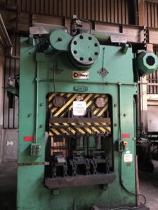Trimming press Massey 250 MT — 250 ton