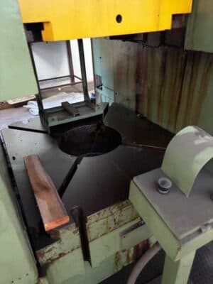 Knuckle joint press Kieserling KKPR 2000/1000 — 2000 ton (Photo 2)