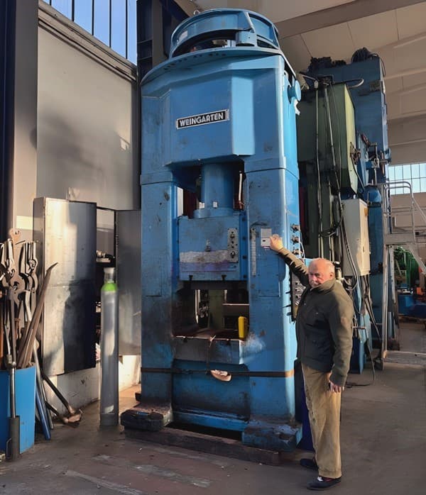 Screw press Weingarten PS 225 — 800 ton