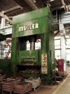 Hydraulic press Muller ZE 600 — 600 ton